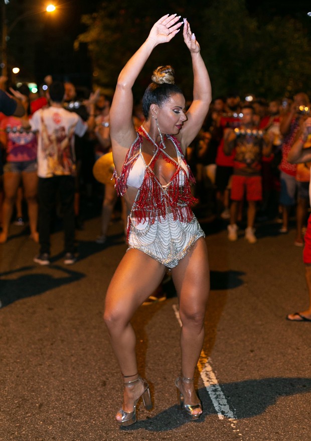 Viviane Araújo Combina Biquíni E Hot Pants Para Ensaio Do Salgueiro No Rio Quem Carnaval 7575