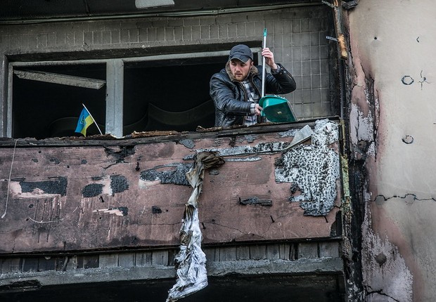 Morador limpa apartamento em Kiev (Foto: UNDP Ukraine)
