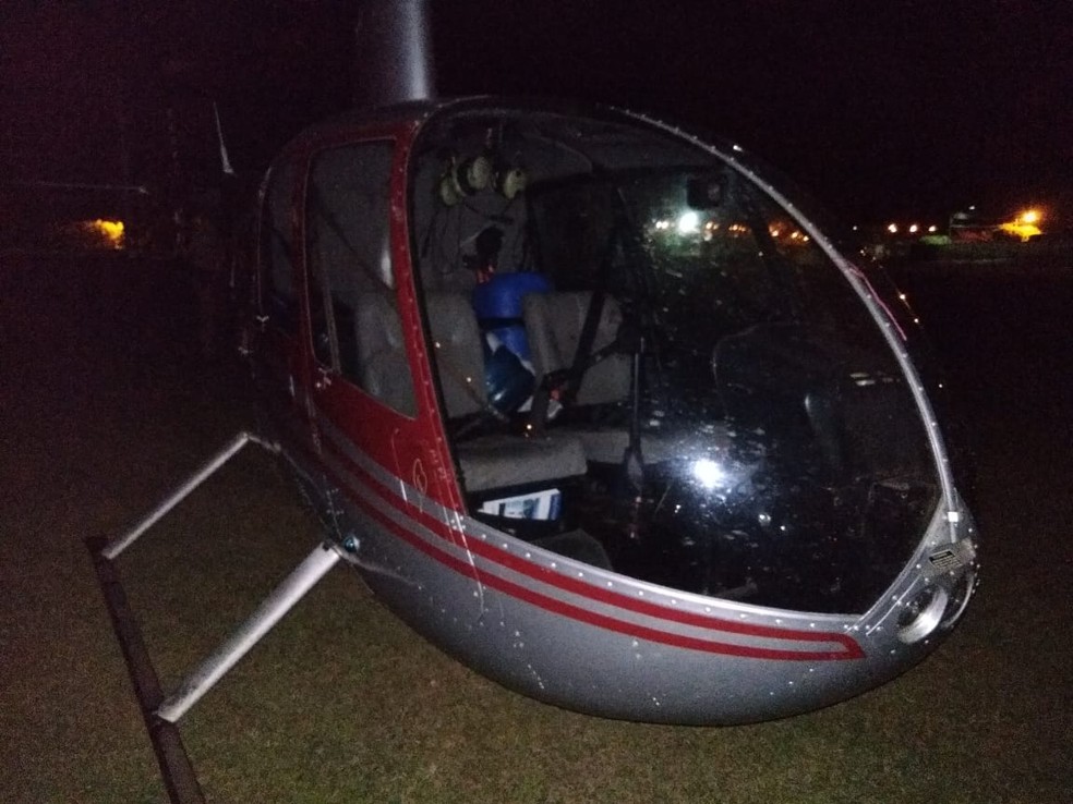 HelicÃ³ptero precisou fazer um pouso de emergÃªncia em um estÃ¡dio de futebol, em CambarÃ¡ (Foto: PM/DivulgaÃ§Ã£o)