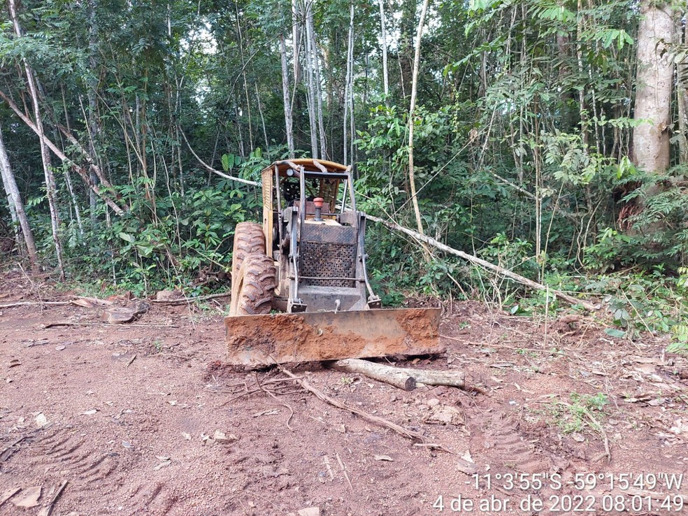 Trator utilizado em região de desmatamento; no Brasil, desmatamento e mudança no uso do solo está entre as principais fontes de emissões de gases de efeito estufa. — Foto: Polícia Federal/Divulgação/Arquivo