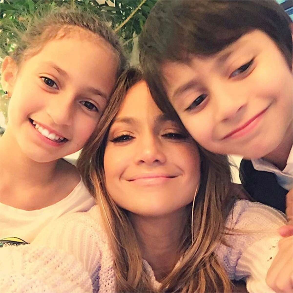 Jennifer Lopez e os filhos Emme e Max (Foto: Reprodução Instagram)