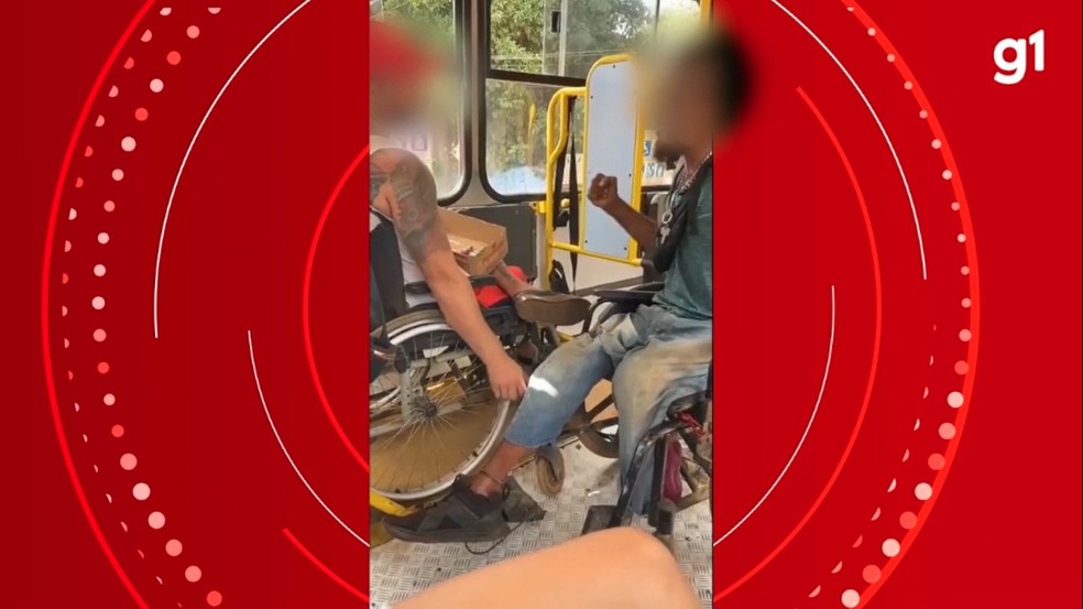 Homens brigaram dentro de transporte coletivo. — Foto: Reprodução/RedesSociais