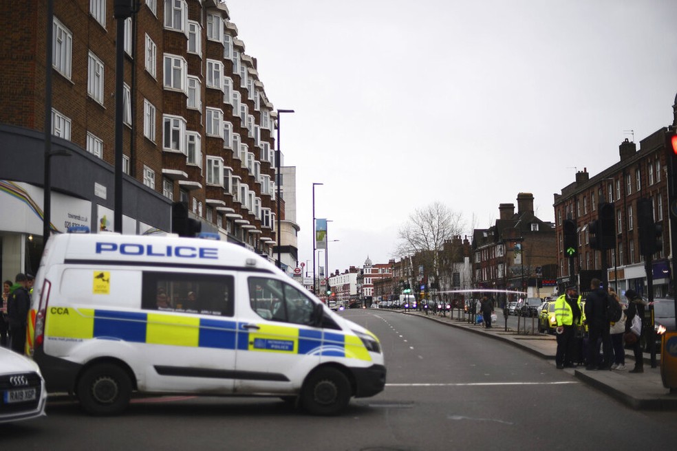 Homem com faca ataca pessoas em Londres — Foto: Associated Press