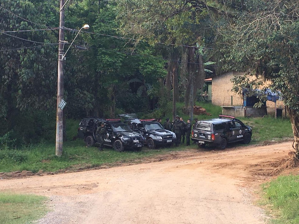 Policiais fazendo buscas pelo pai suspeito de matar a filha a facadas em São Roque — Foto: Priscila Mota/TV TEM/Arquivo