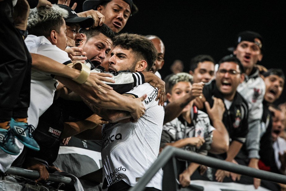 Yuri Alberto comemora um dos gols da vitória da classificação do Corinthians
