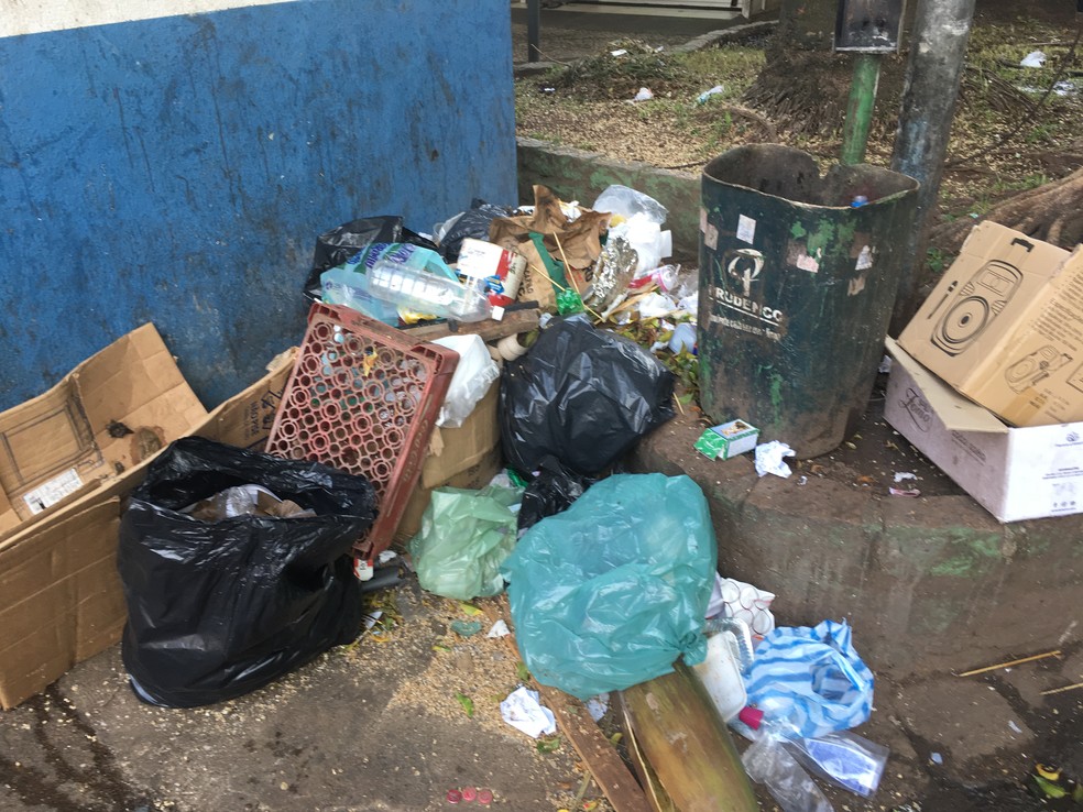 Lixo encontrado espalhado antes da realização da limpeza diária e da vistoria (Foto: Valmir Custódio/G1)