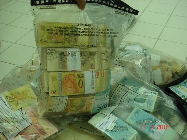 Grandes quantidades de dinheiro foram apreendidas durante operação (Foto: Divulgação)
