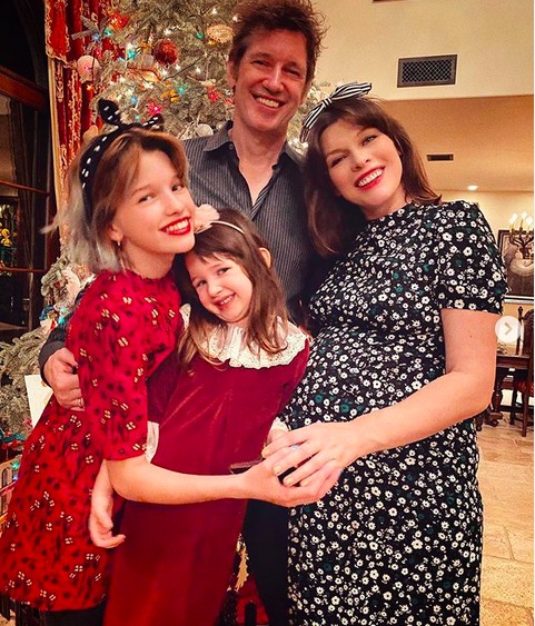 A atriz Milla Jovovich em foto natalina na companhia do marido e as duas filhas mais velhas do casal (Foto: Instagram)