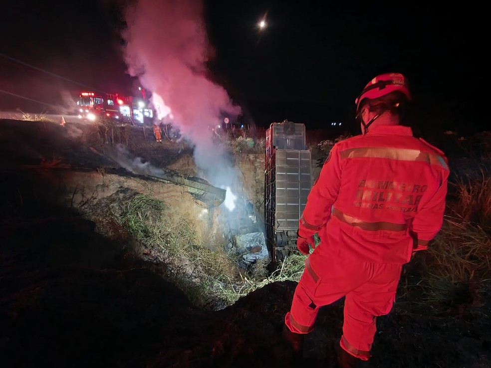 Carreta pegou fogo após cair em barranco às margens da BR-259 — Foto: Corpo de Bombeiros/Divulgação