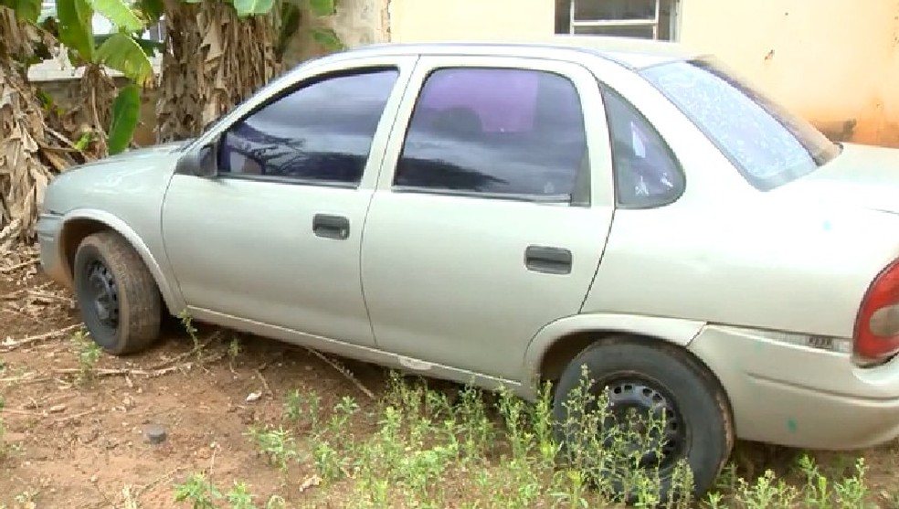 Carro foi abandonado às margens de rodovia — Foto: Reprodução/TV Fronteira