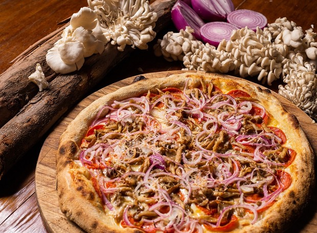 Distribua harmoniozamente o pepperoni, o shimeji e a cebola roxa sobre a massa da pizza para um resultado final ainda mais delicioso (Foto: Divulgação)