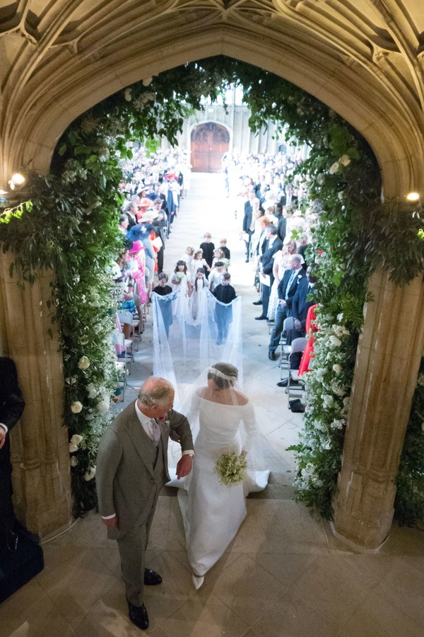 WINDSOR, UNITED KINGDOM - MAY 19: Meghan Markle walks up the aisle with the Prince Charles, Prince of Wales at St George's Chapel at Windsor Castle during her wedding to Prince Harry on May 19, 2018 in Windsor, England.. (Photo by Dominic Lipinski/ - WPA  (Foto: Getty Images)