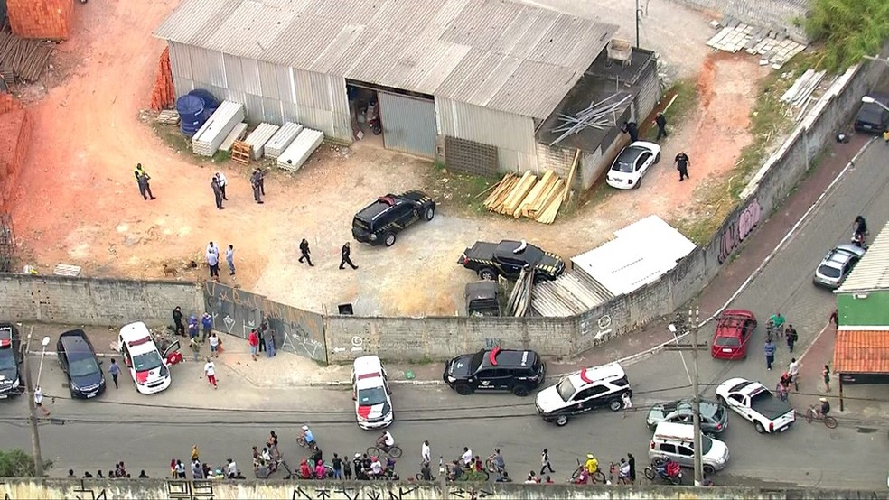 Carros clonados da PF foram abandonadas no pÃ¡tio de um depÃ³sito de materiais de construÃ§Ã£o no Jardim Pantanal, extremo da Zona Leste de SÃ£o Paulo  â Foto: ReproduÃ§Ã£o / TV Globo
