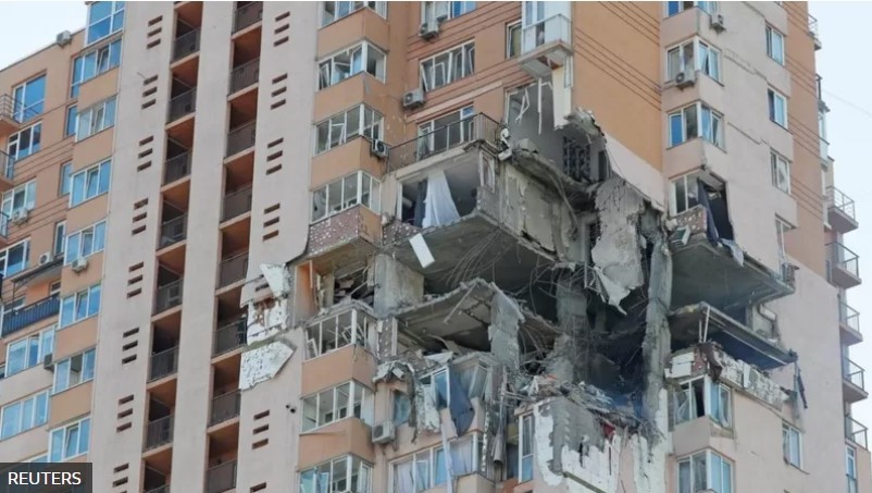 Este prédio de apartamentos em Kiev teria sido atingido por um míssil no sábado (Foto: Reuters)
