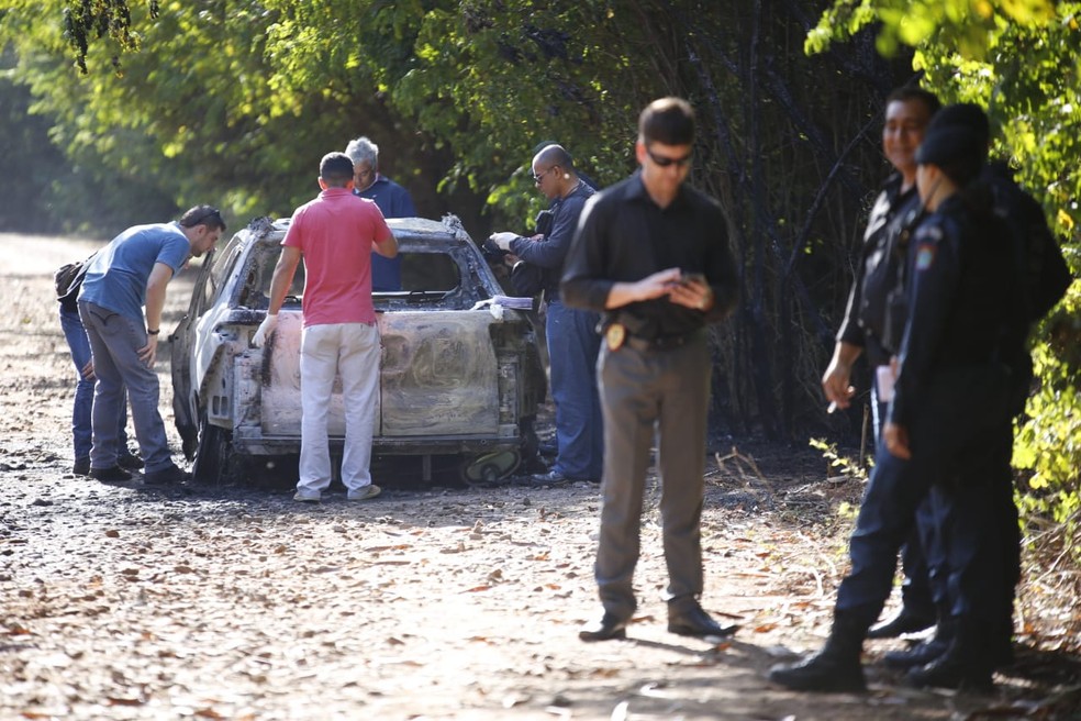 Picape foi incendiada logo após execução de homem em Campo Grande (Foto: Sérgio Saturnino/TV Morena)