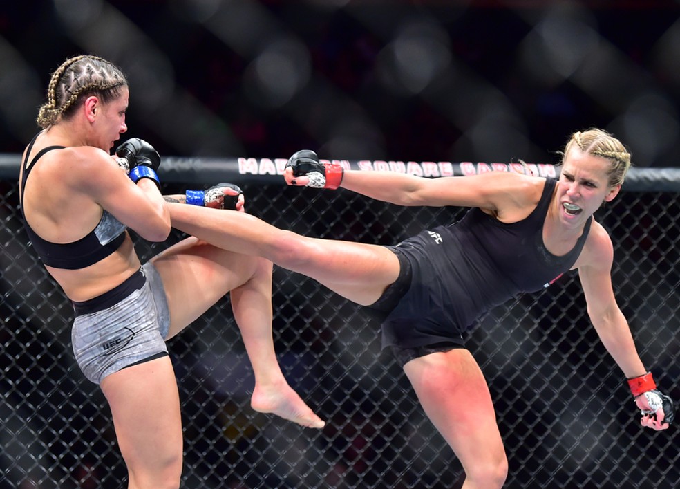 Katlyn Chookagian acerta um chute em Jennifer Maia na sua vitória no UFC 244 — Foto: Jason Silva