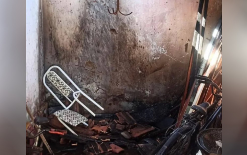 Mulher com maçarico causa incêndio em casa após tentar matar aranhas na garagem, em Iporá — Foto: Reprodução/Corpo de Bombeiros
