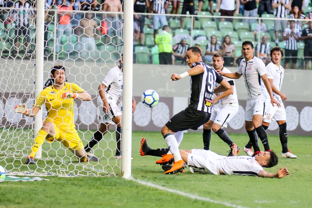 Cássio ironiza protestos rivais: 