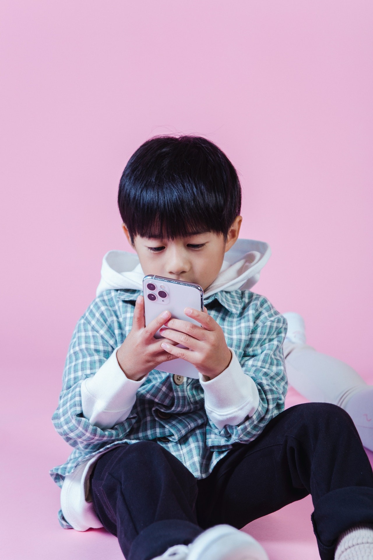 Como uso excessivo de celular impacta cérebro da criança