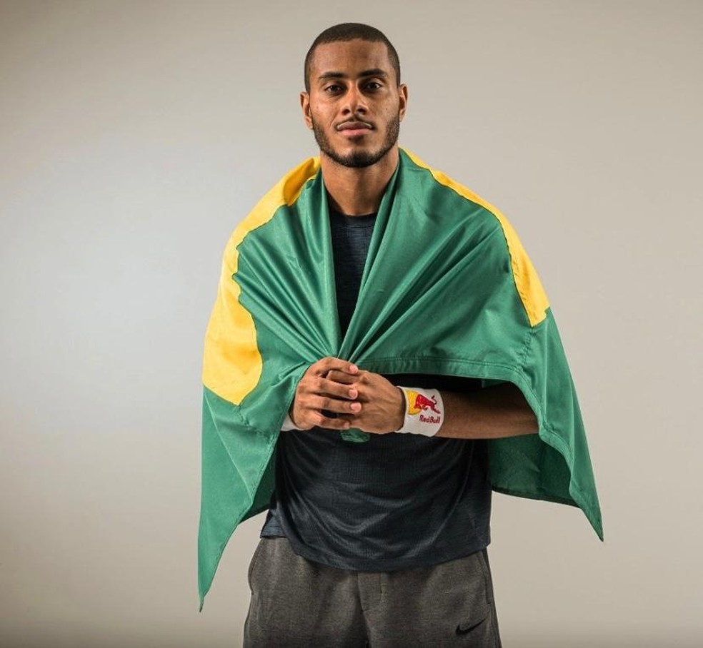Em contagem regressiva para o torneio, jogador posa com a  bandeira do Brasil — Foto: Reprodução Instagram/ Lucarelli