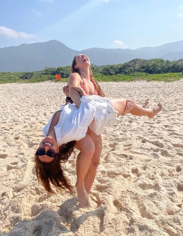 Paolla Oliveira diverte-se com a tia, Biga (Foto: Reprodução/Instagram)