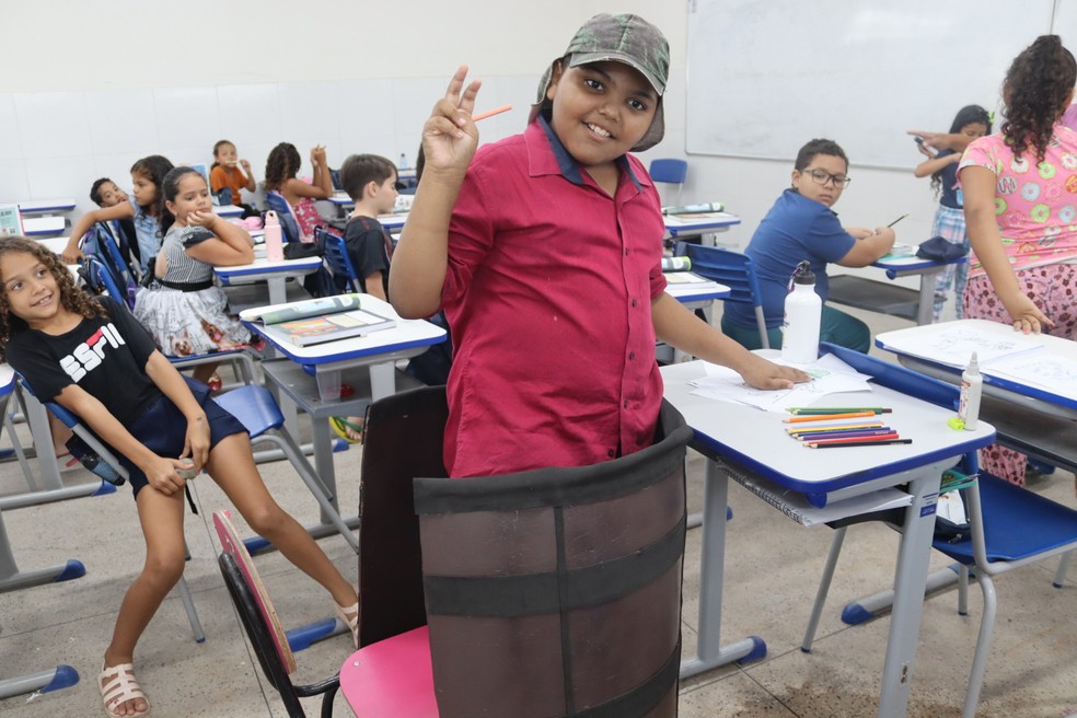Raphael tem hiperfoco no personagem da série mexicana, e vai para a escola com o chapéu do Chaves. — Foto: Prefeitura de Juazeiro do Norte/Reprodução