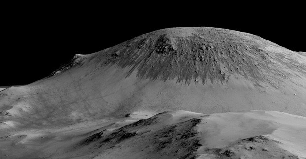 Linhas escuras em monte no centro da cratera Horowitz, em Marte, atribuídas a água salgada líquida (Foto: Nasa/JPL/Universidade do Arizona)
