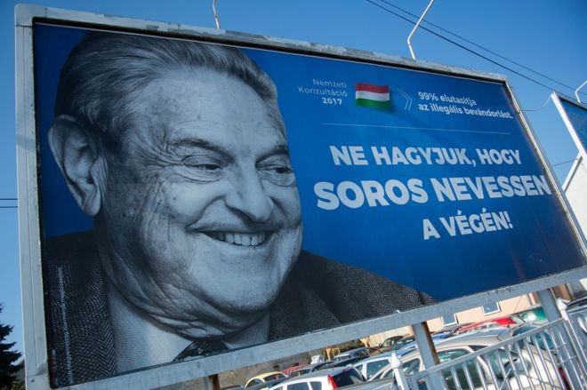 Campanha promovida pelo governo húngaro pedia que povo 'não deixasse Soros rir por último' (Foto: Getty Images via BBC)