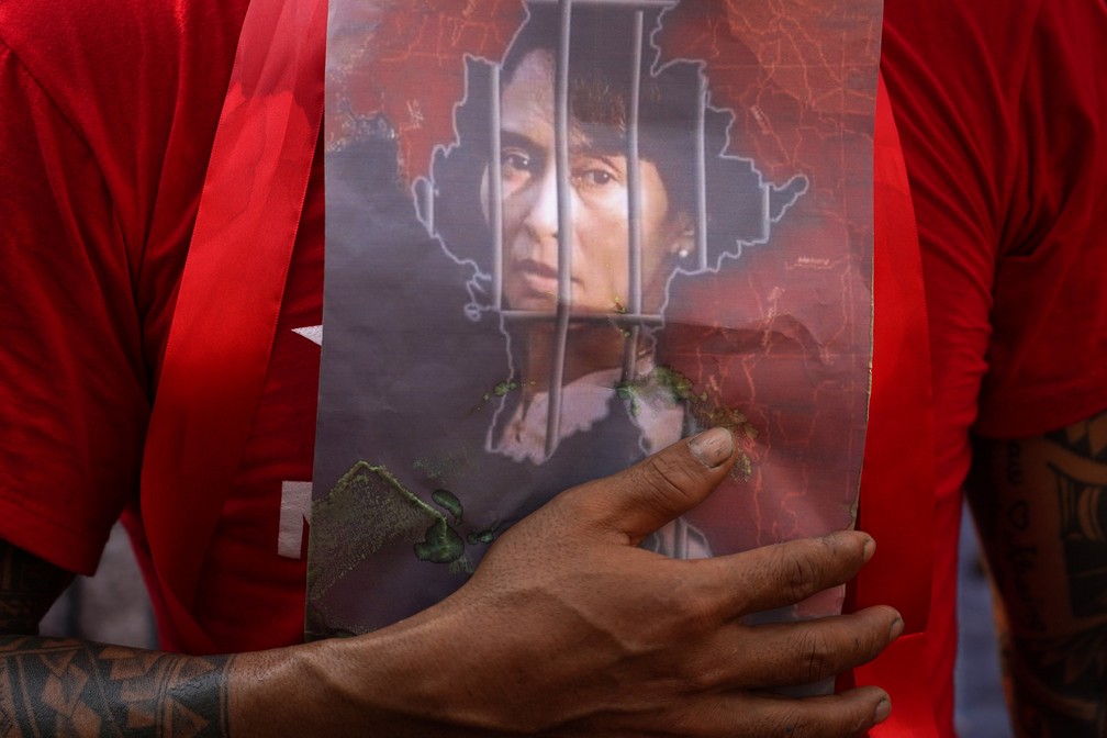 Imagem de protesto contra os militares de Mianmar com imagem da líder Aung San Suu Kyi, em 1º de fevereiro de 2021 — Foto: Athit Perawongmetha/Reuters