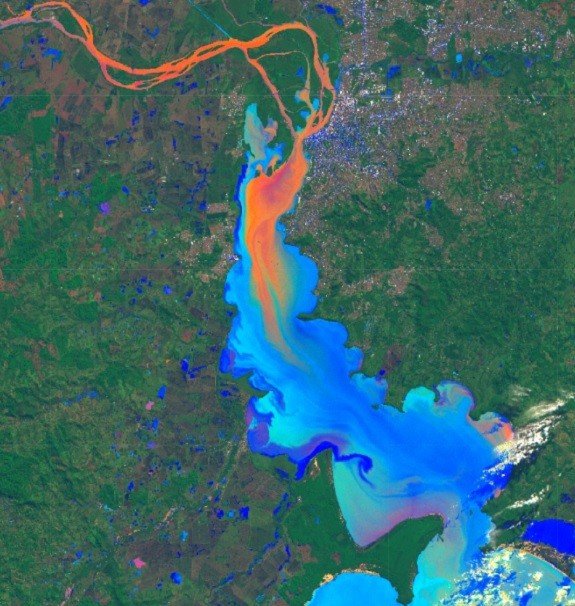 Antes e depois da chuva: imagens de satélite mostram sedimentos que alteraram água do Guaíba em Porto Alegre