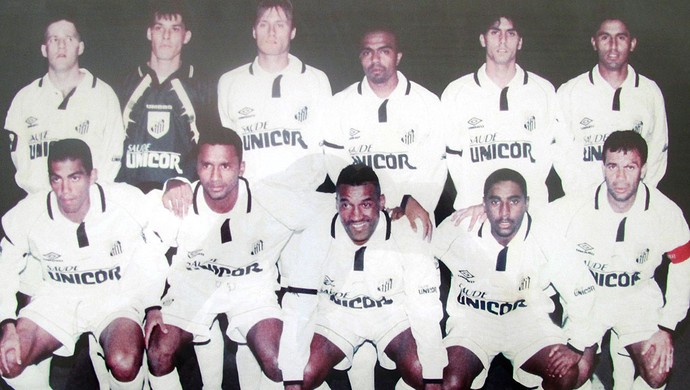 Adiel com o time do Santos de 1998, entre Viola e Jorginho (Foto: Marcelo Prado / GLOBOESPORTE.COM)