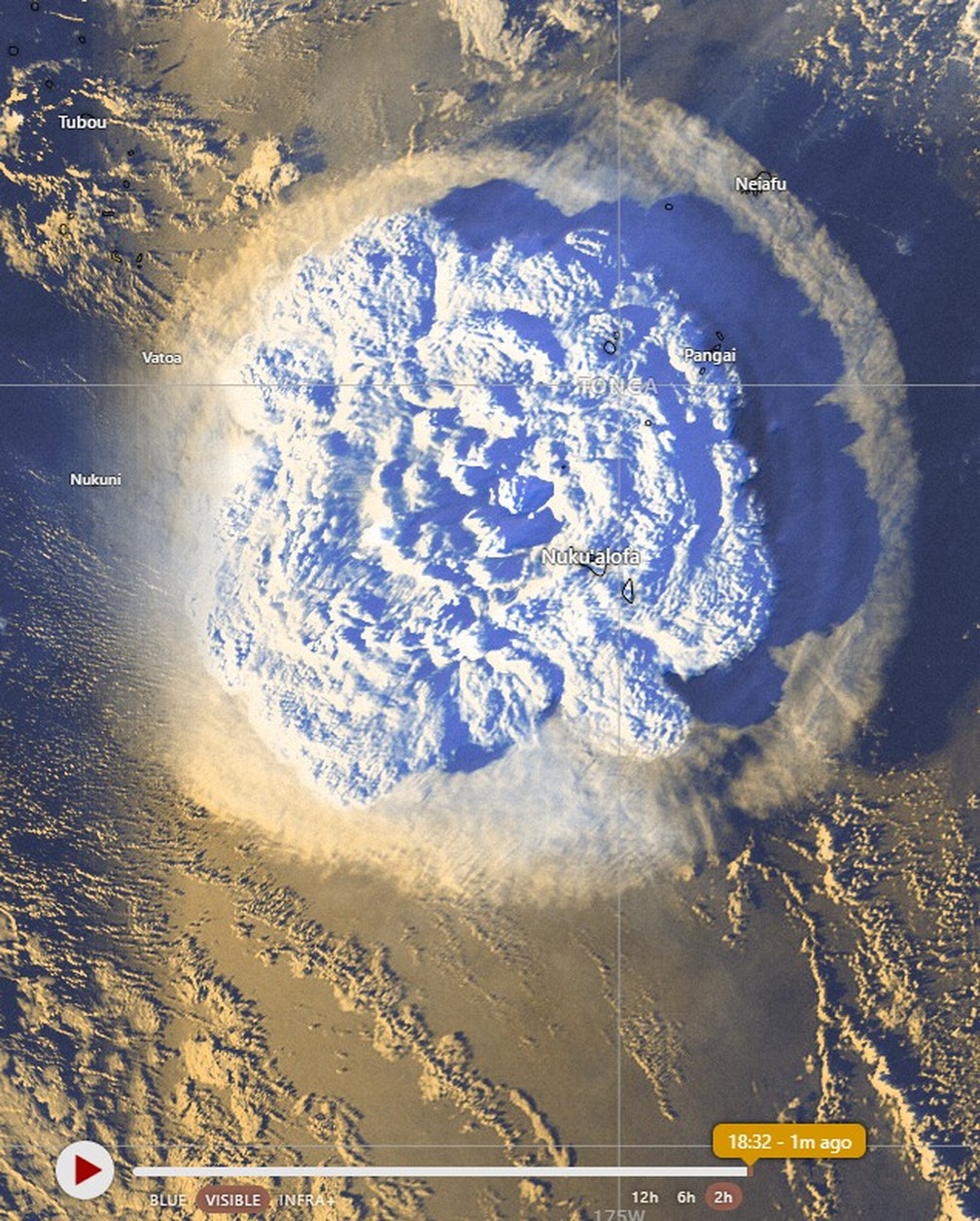 Imagem de satélite mostra erupção submarina em Tonga em 15 de janeiro de 2022 — Foto: Cortesia/Serviço Meteorológico de Tonga