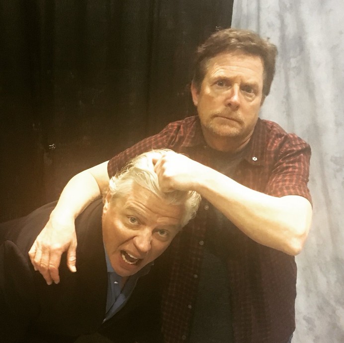 A foto compartilhada pelo ator Tom Wilson com o colega de trilogia De Volta para o Futuro Michael J. Fox (Foto: Twitter)
