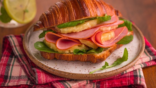 Sanduíche de presunto defumado com abacaxi é servido no croissant