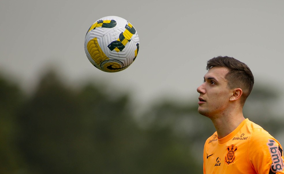 Corinthians e Vasco avançam em conversa por Lucas Piton e devem definir venda nesta semana