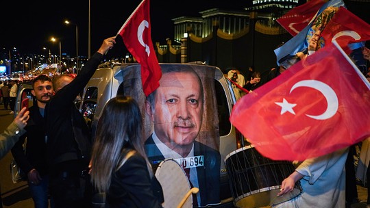 Lira turca atinge mínima recorde e ações sobem após Erdogan garantir reeleição