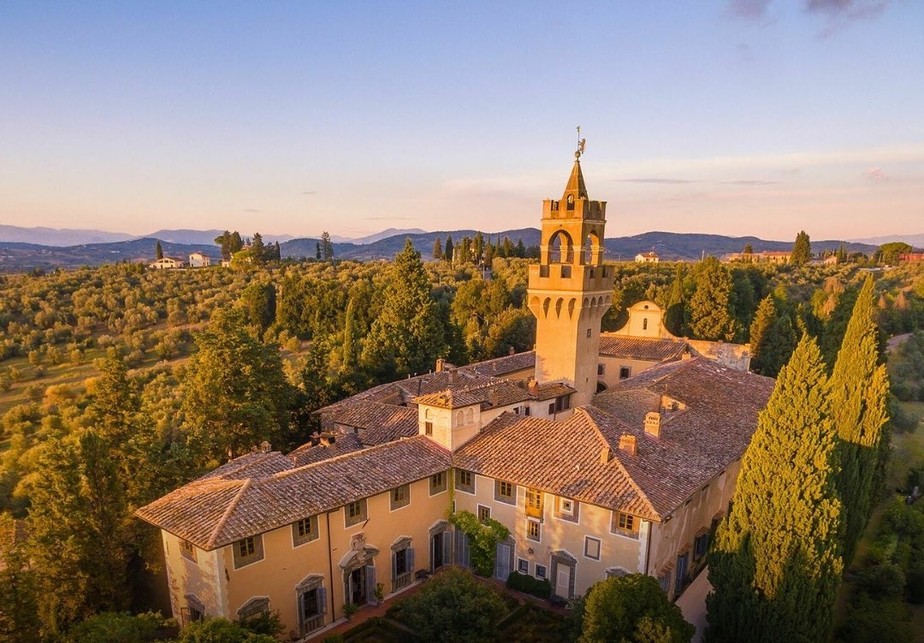 Castelo com 71 quartos é colocado à venda por R$ 137 milhões na Toscana