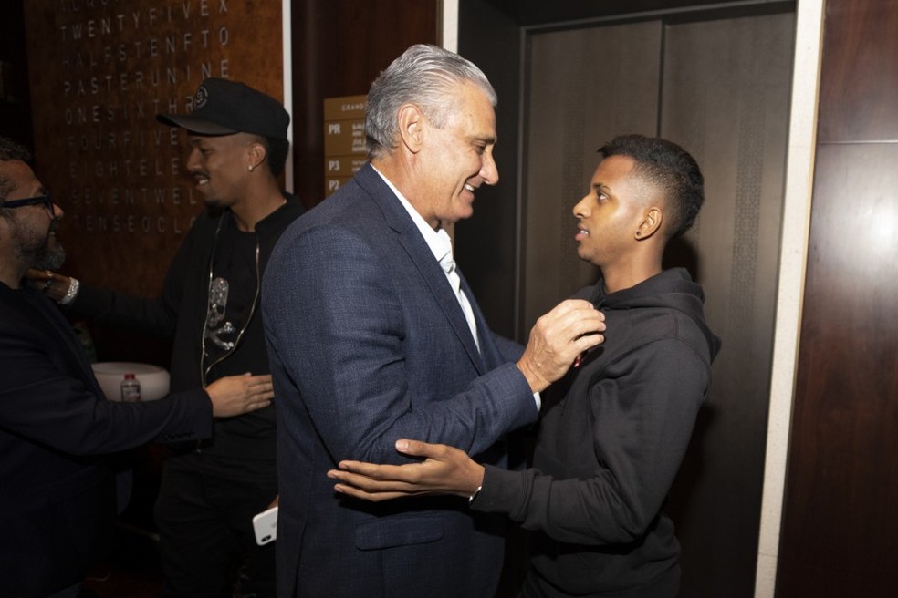 Tite e Rodrygo, na concentração da seleção brasileira: técnico acompanha futebol de atacante revelado pelo Santos há tempos — Foto: Lucas Figueiredo/CBF