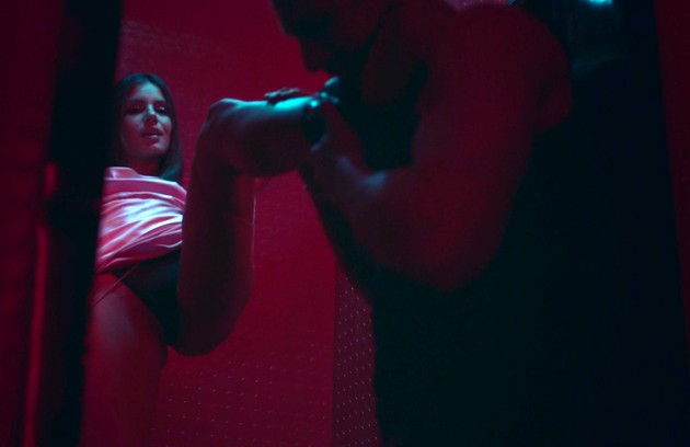 O personagem de Romulo, Cristiano, também se envolve com Angel (Camila Queiroz). A primeira transa dos dois é num banheiro público (Foto: Reprodução)