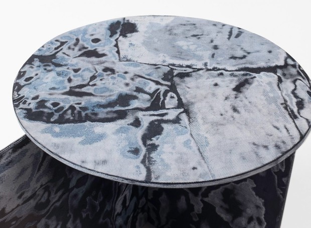 A coleção Bahia Denim conta com uma série de mesas de centro feitas a partir de jeans (Foto: Sophie Rowley/ Reprodução)