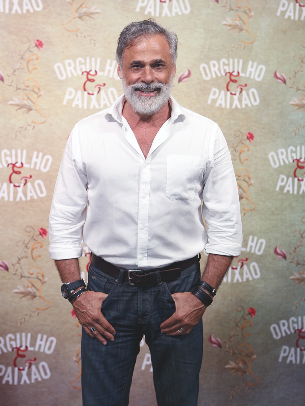 Oscar Magrini aposta em camisa e calça jeans (Foto: Fábio Rocha/Gshow)