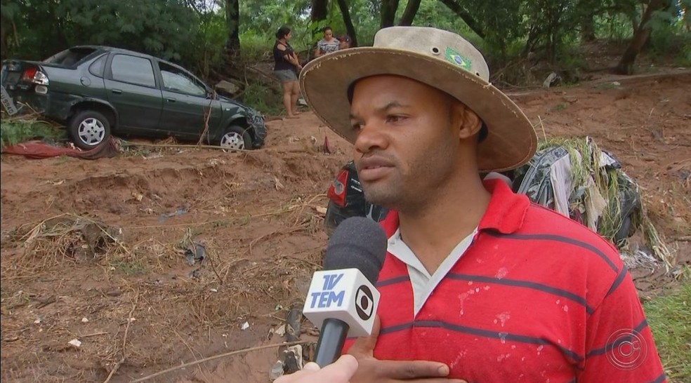 O vendedor Rafael Maurício relatou "momentos difíceis" durante tentativa de salvamento: "Duro ver mãe e criança presas nas ferragens" — Foto: TV TEM/Reprodução