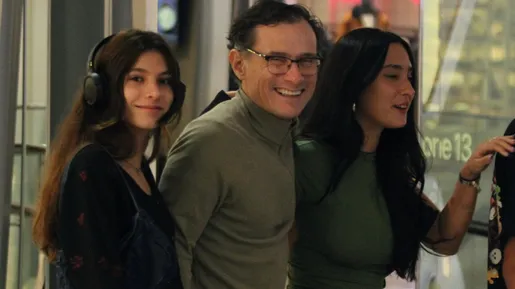 Enrique Diaz passeia com as filhas que tem com a atriz Mariana Lima