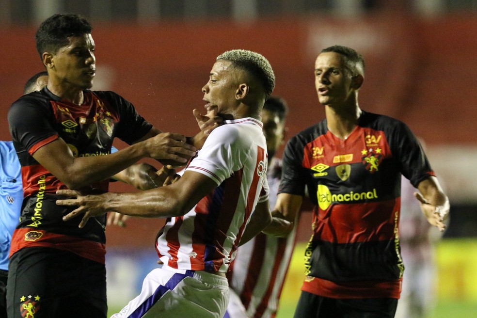 Confus&atilde;o entre jogadores ap&oacute;s Pedro Martins, do Sport, mandar chute na torcida do N&aacute;utico &mdash; Foto: Marlon Costa / Pernambuco Press
