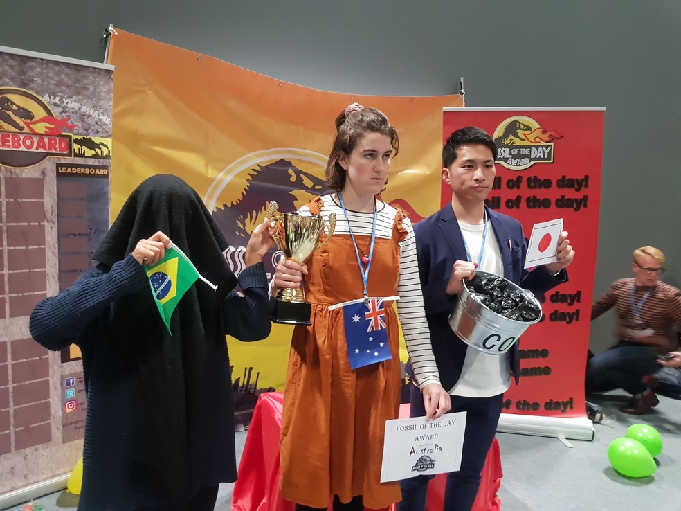 Ativistas participantes da COP 25, a cúpula do clima da ONU, em Madri, representaram Brasil, Austrália e Japão, os 'vencedores' do prêmio simbólico 'Fóssil do Dia' — Foto: Divulgação/CAN