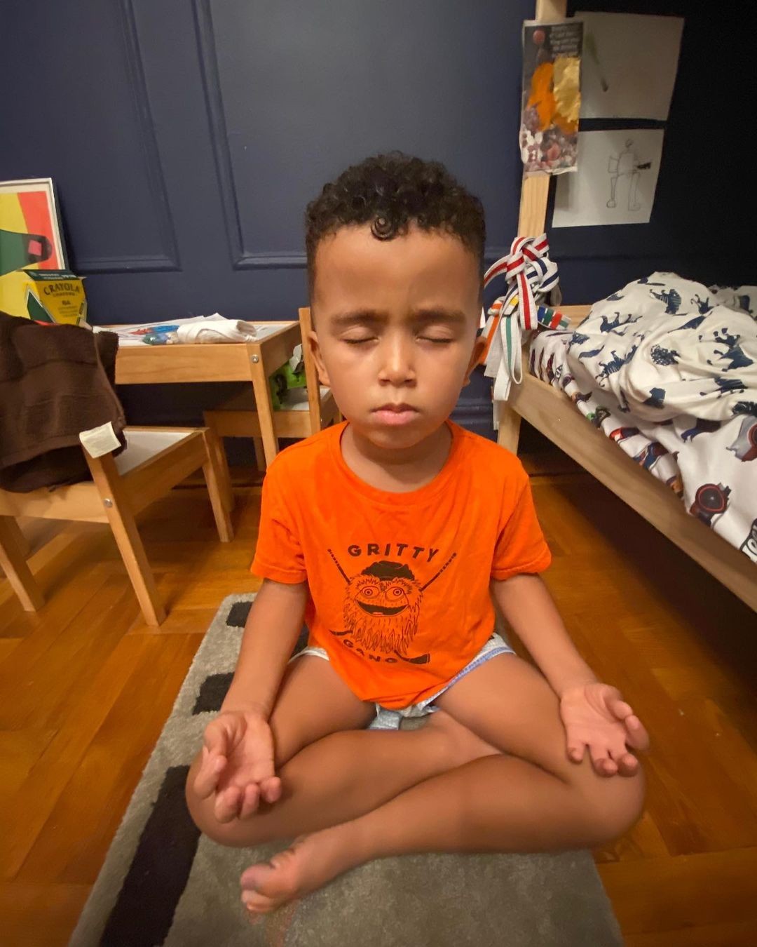 O pequeno Benjamin, hoje com 5 anos, medita desde os 18 meses de idade  (Foto: Reprodução/Instagram)