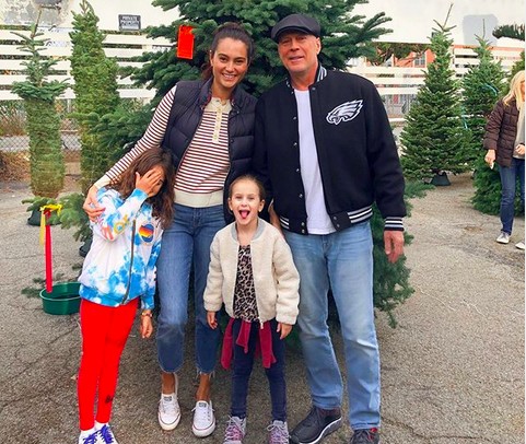 Emma Heming e Bruce Willis com as filhas em uma foto de dezembro de 2019 (Foto: Instagram)