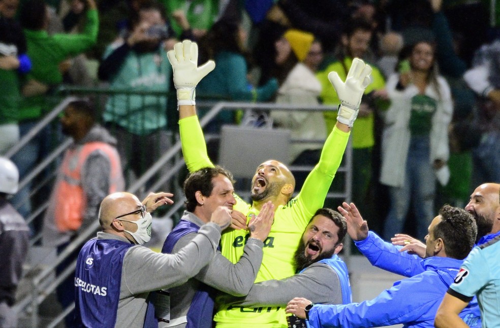 Weverton comemora em Palmeiras x Atl&eacute;tico-MG &mdash; Foto: Marcos Ribolli