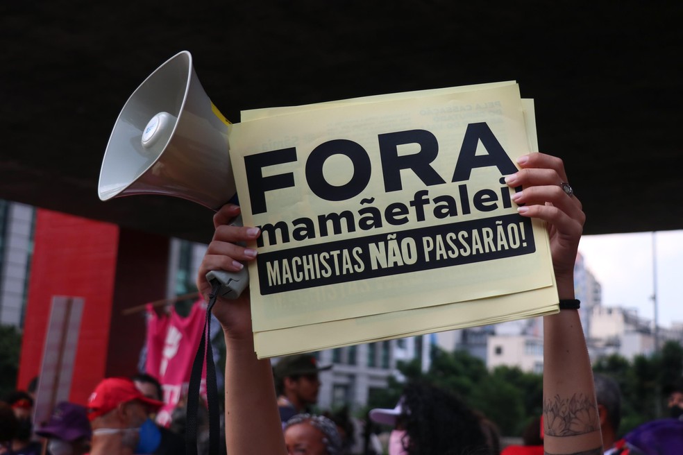 Cartaz critica o deputado Arthur do Val, conhecido como Mamãe Falei, em ato do Dia das Mulheres na Avenida Paulista em São Paulo (SP), nesta terça-feira (8)   — Foto: ALLISON SALES/FUTURA PRESS/ESTADÃO CONTEÚDO