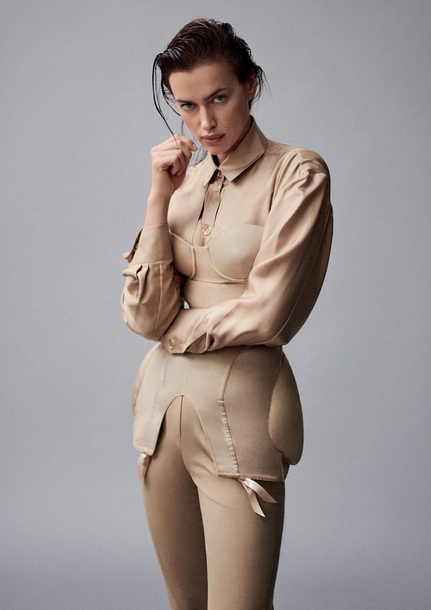 Irina Shayk usa corset, camisa e calça, tudo Burberry (Foto: Giampaolo Sgura)